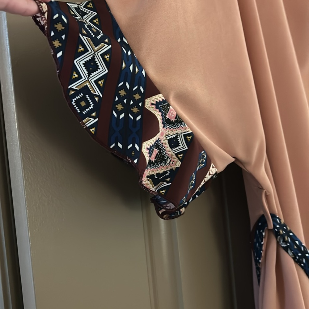 EUC Pretty Blouse 🫶🏽 - Picture 2 of 7